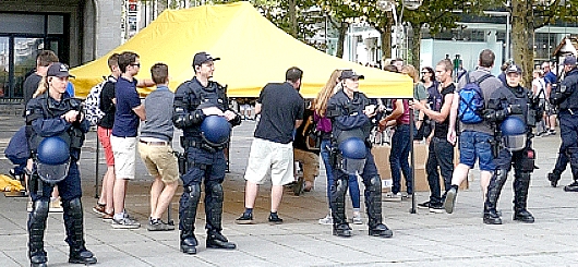 Aufbau des Infostand der Indentitäre-Bewegung Aufbau des Infostand der Indentitäre-Bewegung