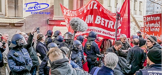 Demonstranten vor dem Landesarbeitsgericht Demonstranten vor dem Landesarbeitsgericht