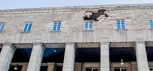 Teile der Fassade vom Bonatzbau sind abgestürzt