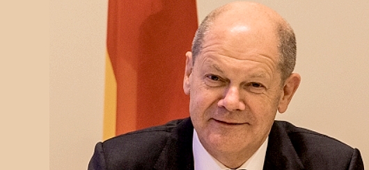 Olaf Scholz beim Eintrag ins goldene Buch