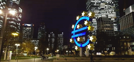 Die Euro-Skulptur am Willy-Brandt-Platz, Frankfurt am Main