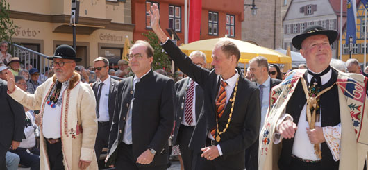 Bundesinnenminister Dobrindt ist begeistert vom Heimattag der Siebenbuergen